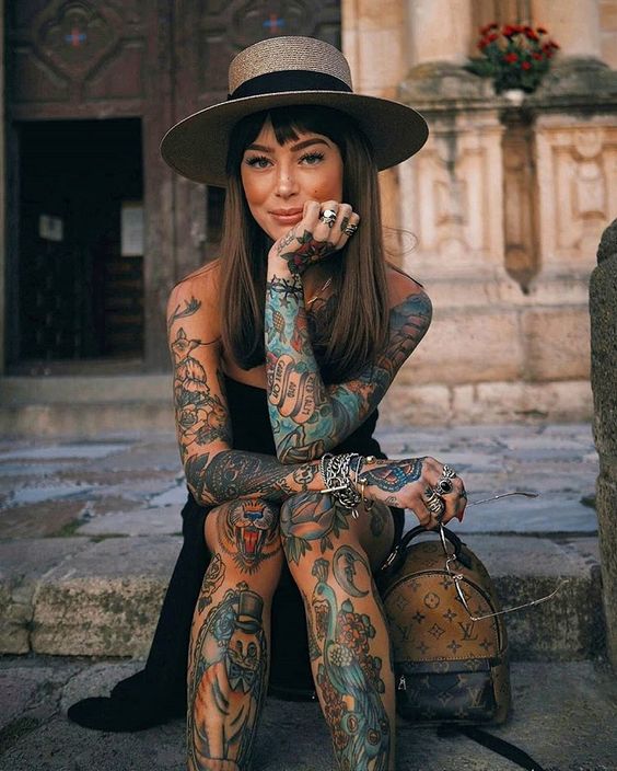 Mulheres com tudo: alargadores, piercings e muitas tattoos!