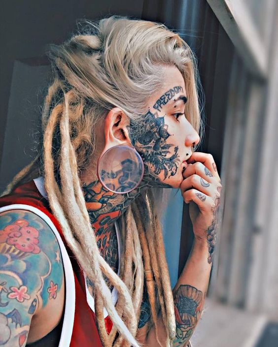 Mulheres com tudo: alargadores, piercings e muitas tattoos!