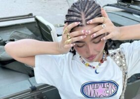 Unhas Jelly Gloss são tendência em 2025