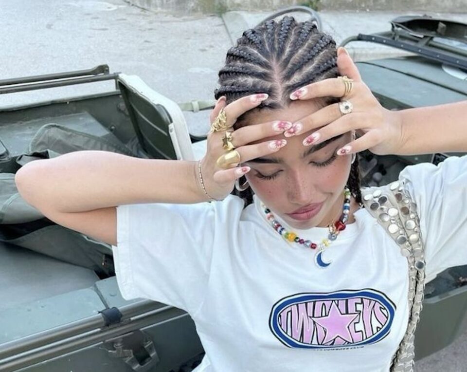 Unhas Jelly Gloss são tendência em 2025