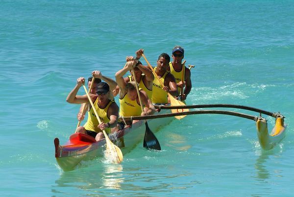 Canoa havaiana benefícios físicos e mentais