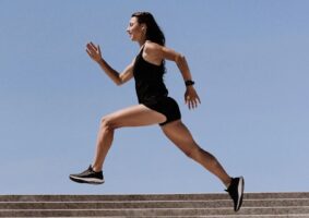 mulher praticando corrida como esporte urbano
