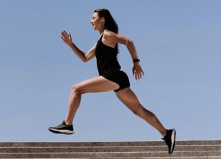 mulher praticando corrida como esporte urbano
