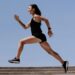 mulher praticando corrida como esporte urbano