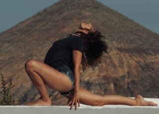 mulher fazendo alongamento
