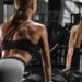 mulher praticando esporte na academia