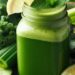 Suco detox de couve com limão para desinchar naturalmente