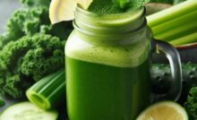 Suco detox de couve com limão para desinchar naturalmente