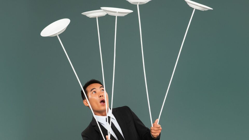 A maturidade da escolha: por que devemos  aprender a deixar pratos caírem