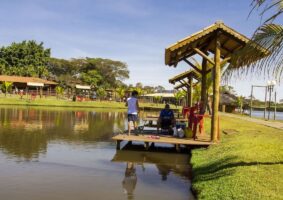 Pesque e pague conquista brasileiros com lazer completo e comida regional