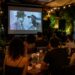 Bares apostam na exibição de filmes para diversificar a programação - Imagem gerada por IA