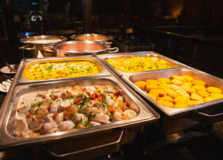 Planejamento da produção e reaproveitamento de ingredientes estão entre as estratégias utilizadas por restaurantes para reduzir o desperdício de alimentos. | Foto: Wolf Wagner / Agência de Notícias da Abrasel